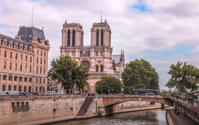 У спробі залучити туристів. У Парижі відновлять інтер'єри знаменитого Собору Паризької Богоматері