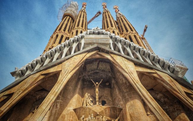 Спустя почти 50 лет. В Барселоне открыли башню знаменитого собора Саграда Фамилия