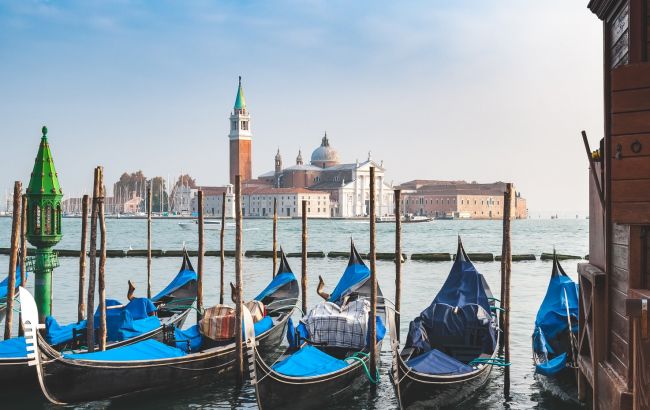 Непристойное поведение: туристку выгнали из Венеции за позирование на фоне военного мемориала