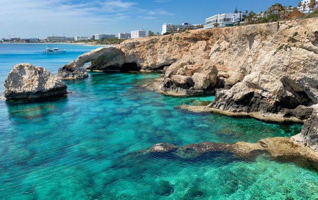 На Кіпрі знімають обмеження для нещеплених: найголовніше 
