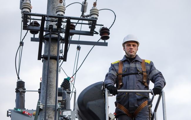 Более 453 тысяч семей со светом: в ДТЭК рассказали о восстановлении сетей после обстрелов