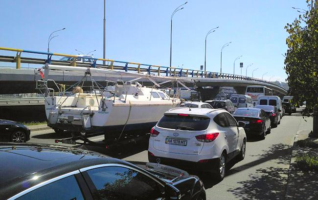В Киеве почти на неделю ограничат движение по мосту Патона