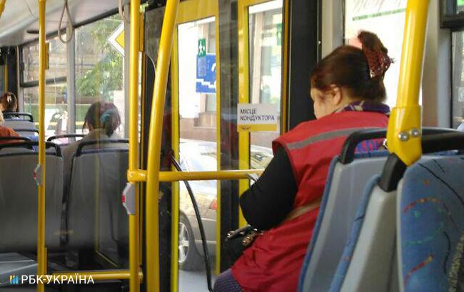 "Полуголая, пьяная": киевлян возмутила неадекватная кондуктор в троллейбусе