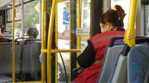 Ад на колесах: в Чернигове под облсоветом полностью сгорел троллейбус (фото, видео)