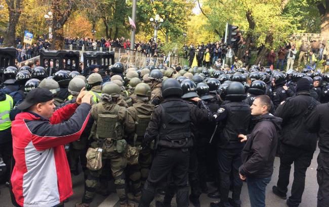 Під будівлею Ради почалися сутички