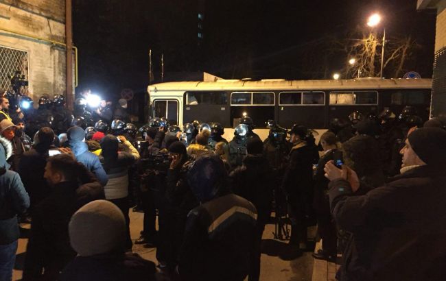Сторонники Саакашвили подтянулись к зданию СБУ