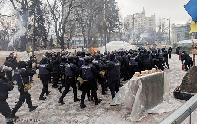 Митинг под Радой: в столкновениях пострадал полицейский