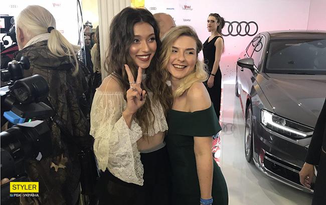 "Можно я покажу идеал женщины?": Регина Тодоренко с мамой поразили поклонников на церемонии Viva Самые красивые 2018