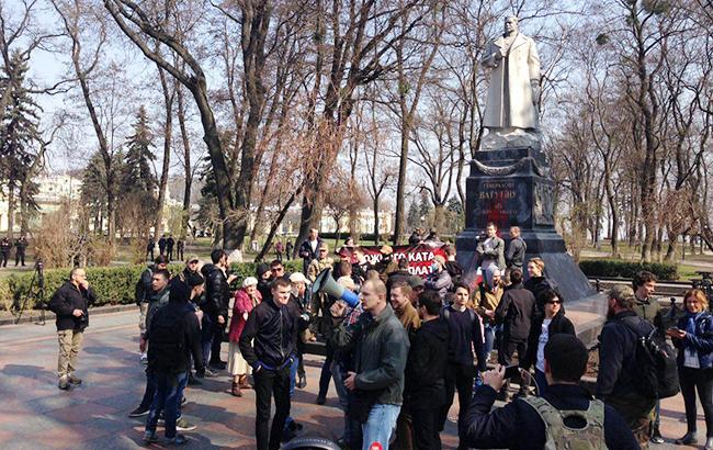У Києві сталася бійка біля пам'ятника Ватутіну