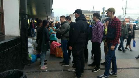 "Сморід, крики": у Києві націоналісти влаштували перевірку ромів на вокзалі