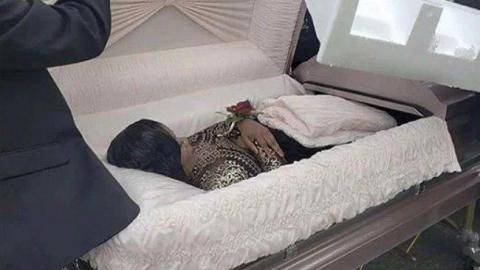 "Це моя кар'єра": дівчина прокоментувала появу на випускному в труні