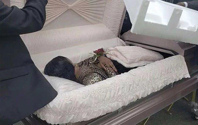 "Це моя кар'єра": дівчина прокоментувала появу на випускному в труні