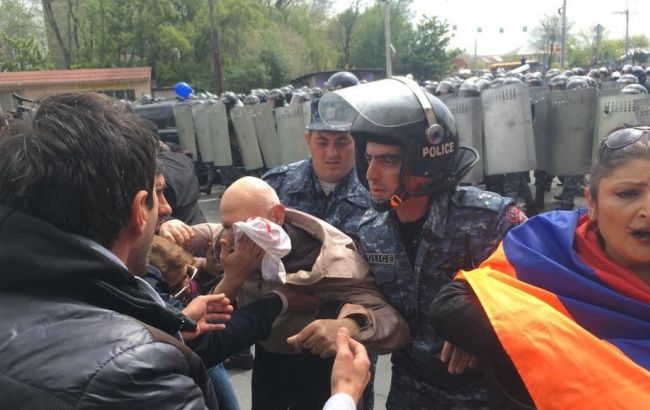 Число задержанных на протестах в Ереване превысило 190