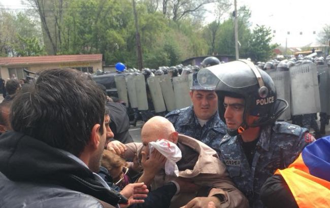 На площади Республики в Ереване начались задержания активистов