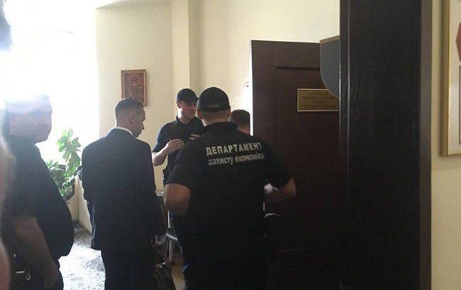 Правоохранители проводят обыски у заммэра Луцка