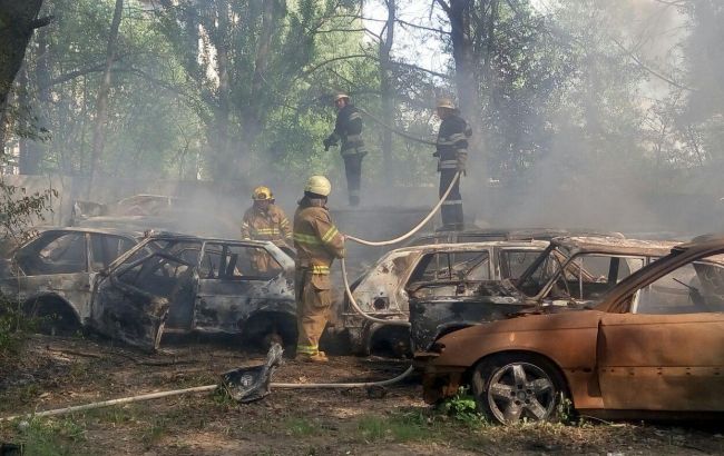 На штрафмайданчику в Києві загорілися близько 20 автомобілів