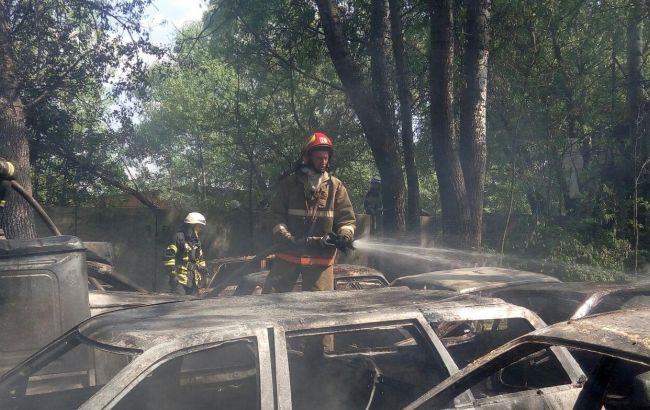 На штрафплощадке в Киеве сгорели более 50 автомобилей