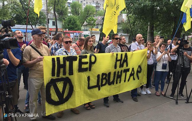 В Киеве активисты пикетируют здание ТК "Интер"