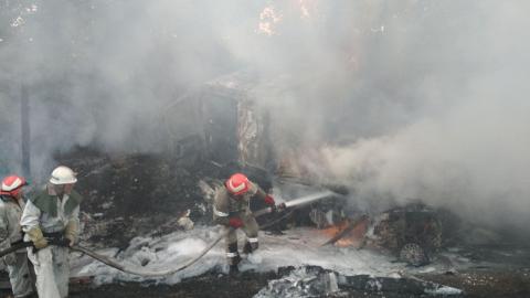 У Запорізькій області через зіткнення загорілись вантажівка та легковик