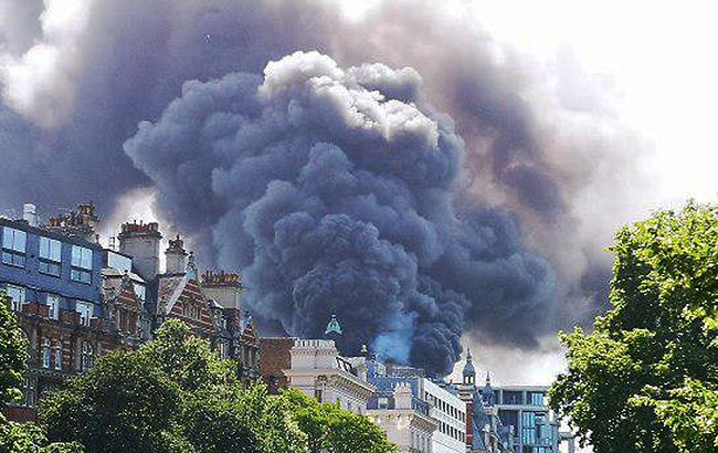 У Лондоні спалахнула масштабна пожежа в готелі