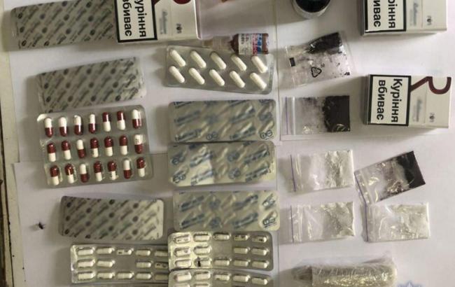 В Бахмуте сотрудник следственного изолятора сбывал заключенным наркотики