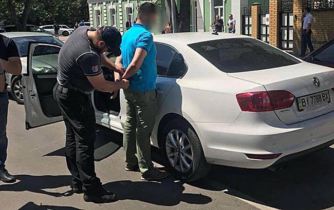 Правоохоронці затримали на хабарі начальника відділу Держпраці у Полтавській області