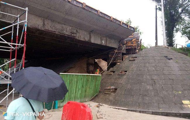 В сети появилось видео обрушившегося моста в Киеве