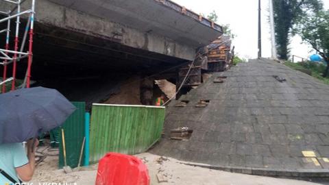 В Подольском районе Киева обвалился путепровод