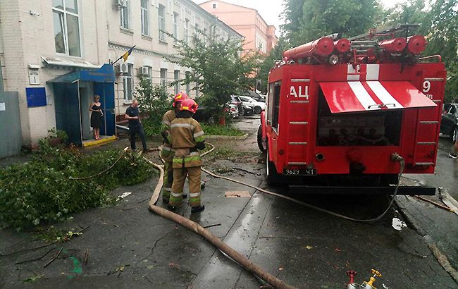 У Києві через зливу затопило Солом'янський суд