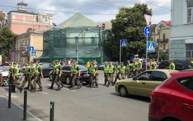 В Киеве на Подоле нашли гранату, движение транспорта ограничено
