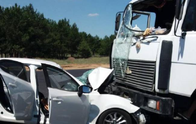 У Херсонській області зіткнулись вантажівка та автомобіль, загинули двоє дітей