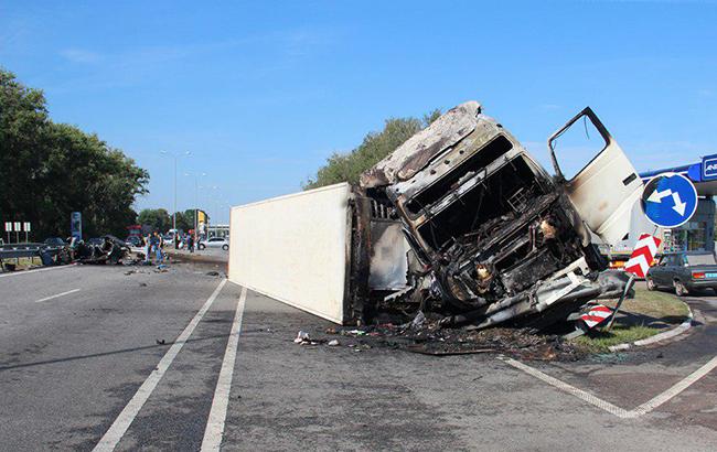 Поліція розшукує водія вантажівки, який спричинив аварію з двома загиблими