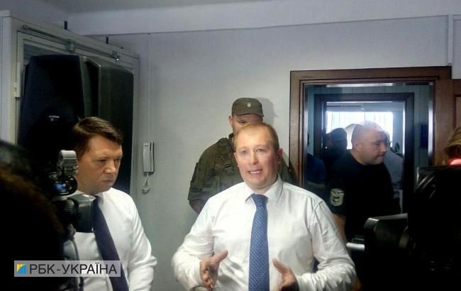 Адвокати Януковича перешкоджають держзахиснику потрапити до зали суду