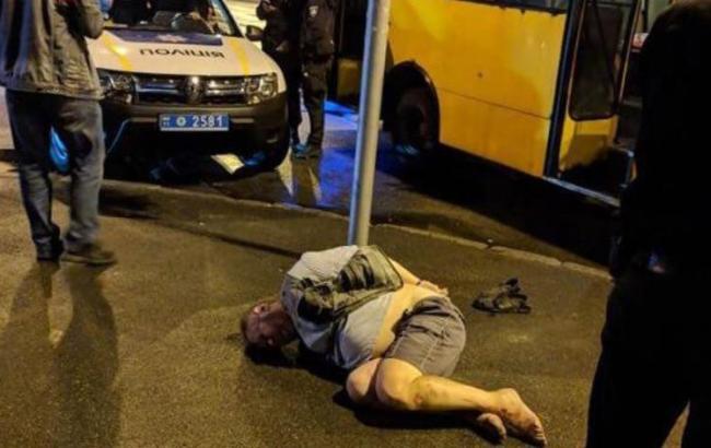 У Києві чоловік з ножем у маршрутці напав на пасажира