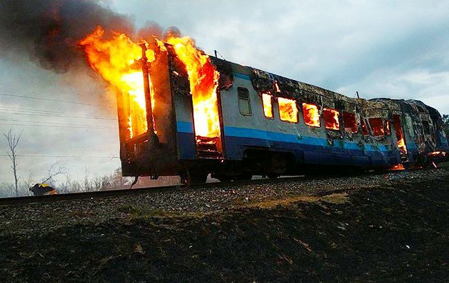 Під Дніпром загорілася електричка на ходу: люди вистрибували з вагонів (фото, відео)
