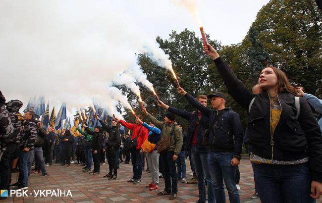 Учасники акції під Радою запалили фаєри