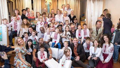"Потисли руку Кличку, Льюїсу та Холіфілду": легенди боксу відвідали центр допомоги дітям "Місто щасливих дітей" (відео)