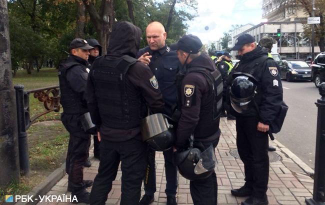 Правоохранители ограничили проход к площади Конституции