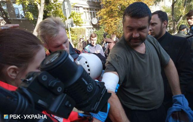 Во время акции под МВД мужчина облил кефиром журналистку