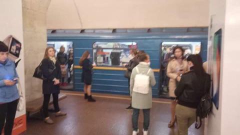 На синій гілці метро в Києві стався збій