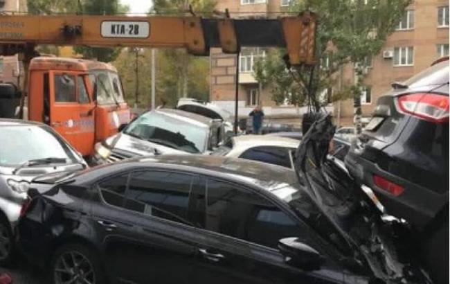 У Києві на Печерську автокран протаранив кілька авто, є постраждалі