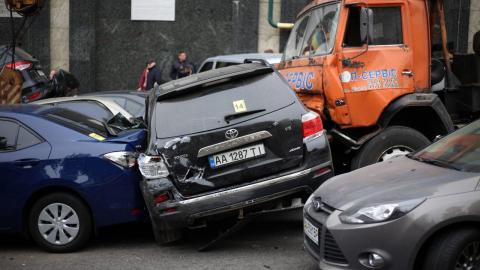 У Києві на Печерську автокран протаранив кілька авто, є постраждалий