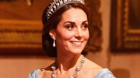 Словно королева: Кейт Миддлтон восхитила безупречным образом для видеоконференции