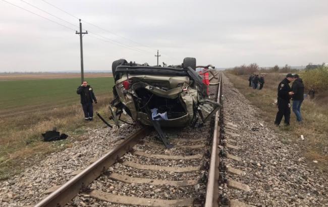 На залізничних коліях в Енергодарі перекинувся автомобіль, є загиблий і поранені