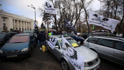 У Києві "євробляхи" заблокували громадський транспорт