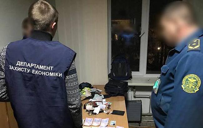 В Харькове главного инспектора таможни аэропорта задержали на взятке