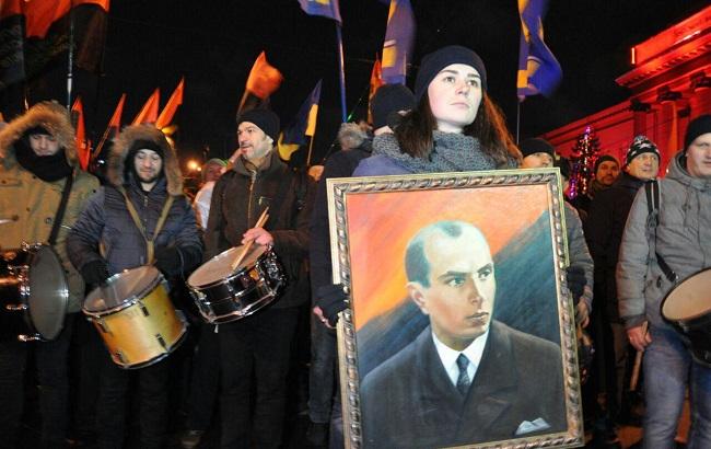 "Факельное шествие" в честь Бандеры в Киеве собрало тысячи людей (фото, видео)