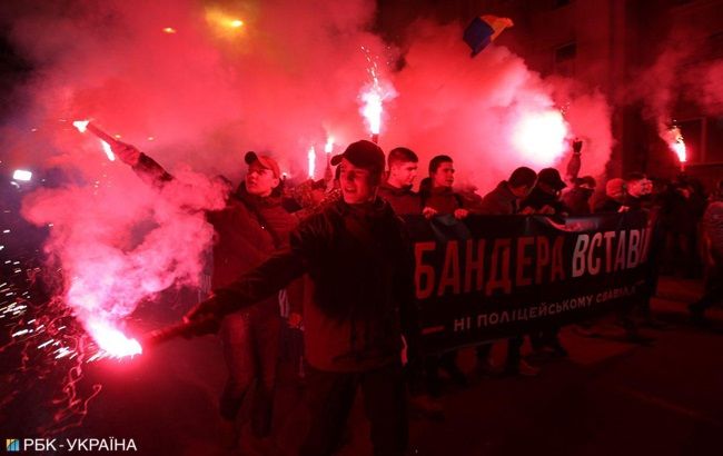 В Киеве возле МВД проходит акция "Бандера, вставай"