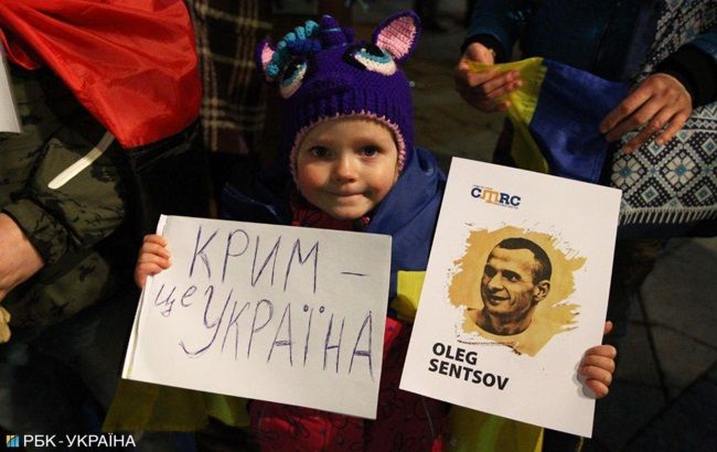 В Киеве россиянам напомнили, чей Крым (фоторепортаж)