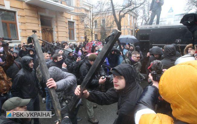 Митинг "Нацкорпуса" переместился под Администрацию президента